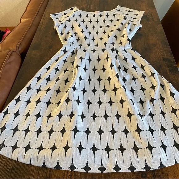 Renee C black and white wavy print skaterstyle dress - Picture 8 of 16